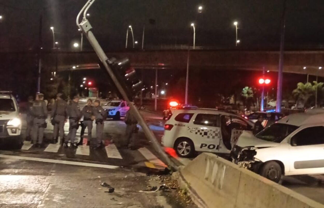 Perseguição policial termina com criminoso preso após bater carro em poste em São Bernardo