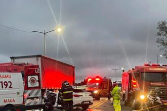 Motorista de app morre após colidir contra carreta em Rio Grande da Serra; suspeita é de mal súbito