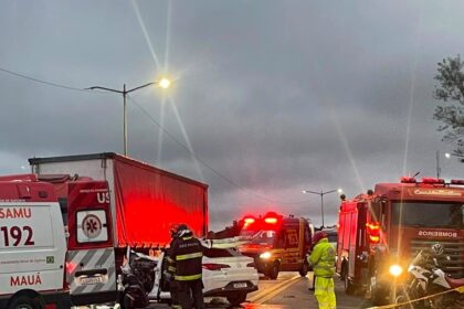 Motorista de app morre após colidir contra carreta em Rio Grande da Serra; suspeita é de mal súbito