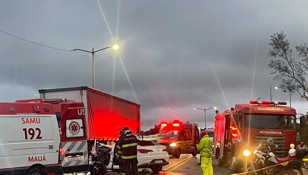 Motorista de app morre após colidir contra carreta em Rio Grande da Serra; suspeita é de mal súbito