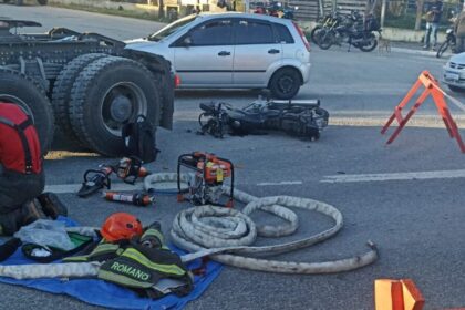Motociclista morre em acidente com carreta na Estrada dos Alvarengas, em São Bernardo