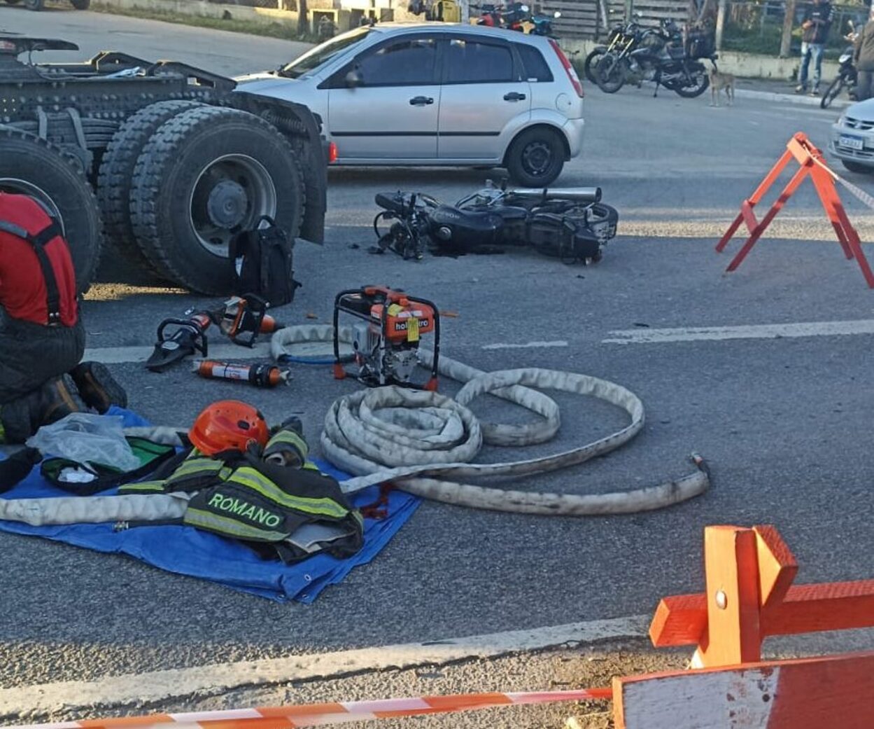 Motociclista morre em acidente com carreta na Estrada dos Alvarengas, em São Bernardo