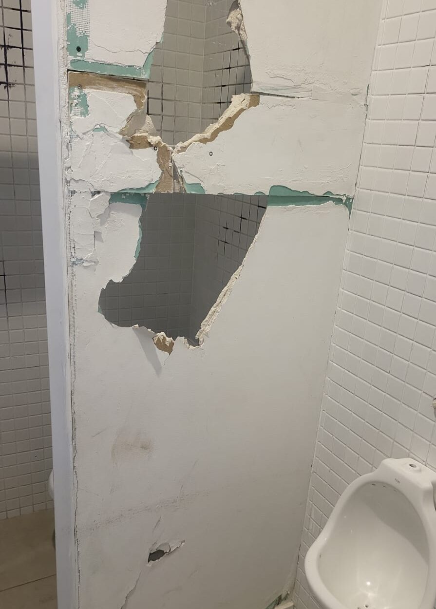 Espaço público sofreu quatro ataques apenas este ano, gerando prejuízos de mais de R$ 30 mil aos cofres municipais; última ação destruiu banheiro próximo à pista de skate