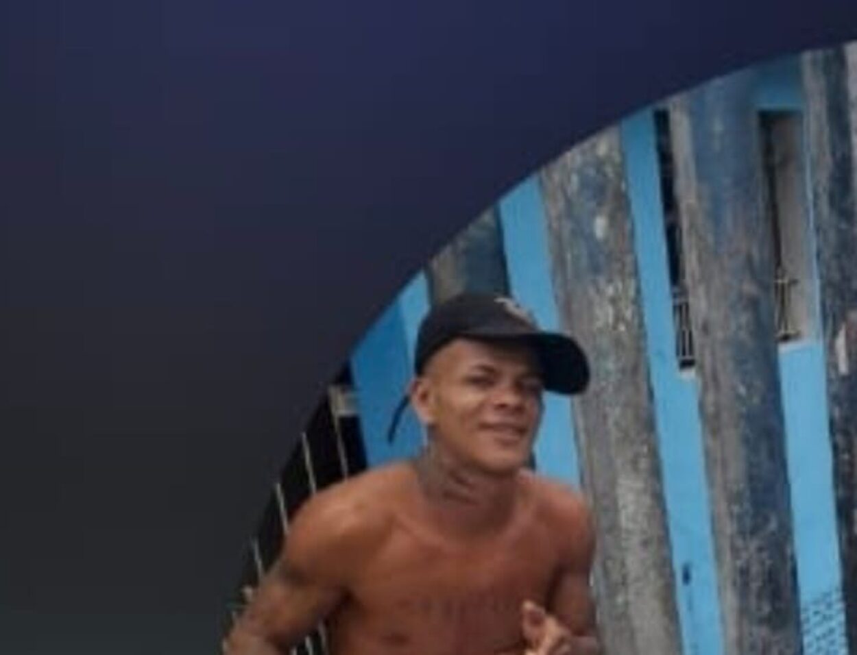 Vítima tentou fugir por uma viela ao perceber a aproximação de suspeitos armados, mas foi atingida por diversos disparos