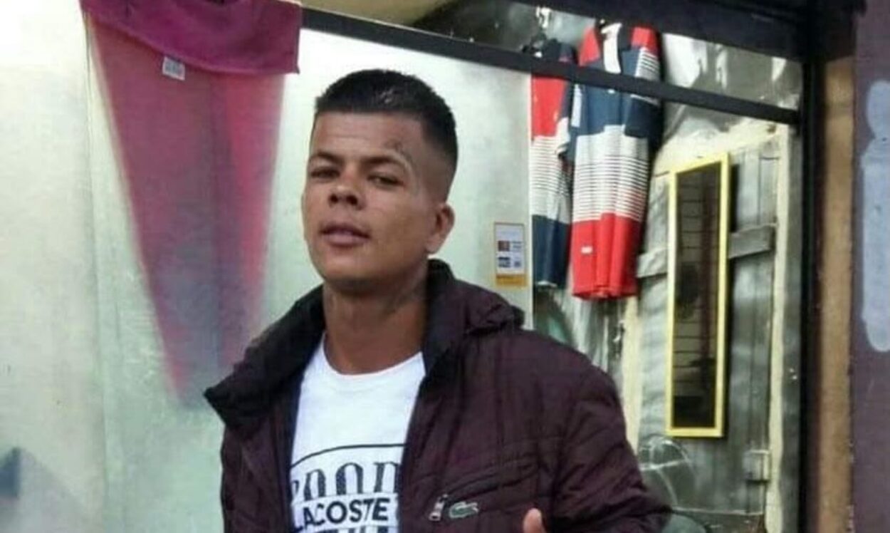 Eric Mendes  tentou fugir por uma viela ao perceber a aproximação de suspeitos armados, mas foi atingida por diversos disparos