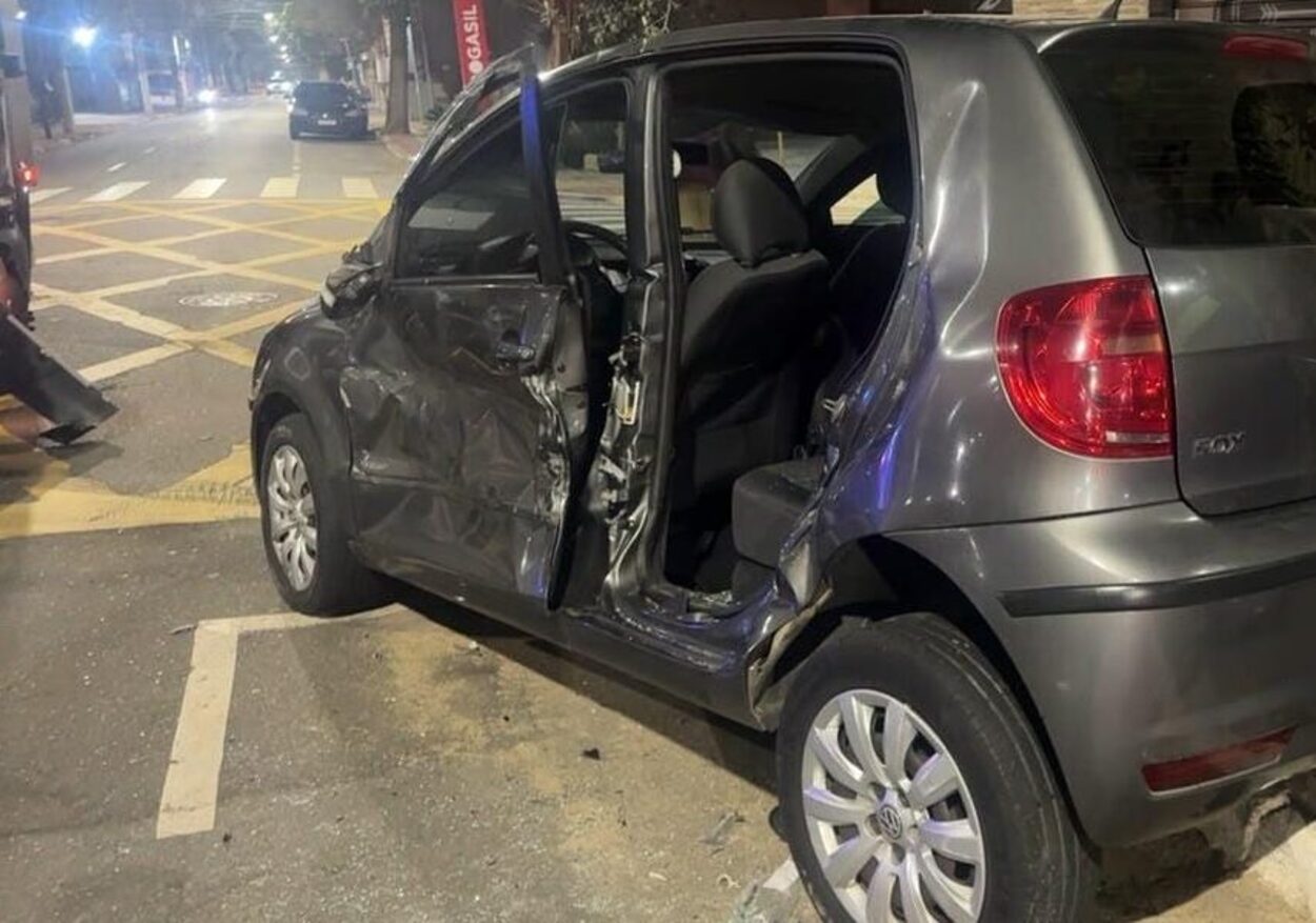 Colisão entre carro e caminhão deixa um ferido na madrugada deste domingo em São Caetano