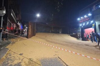 Carreta bitrem carregada com 50 toneladas de soja tomba após perder força em subida de Diadema