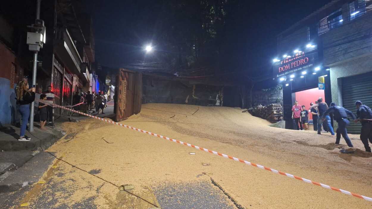 Carreta bitrem carregada com 50 toneladas de soja tomba após perder força em subida de Diadema