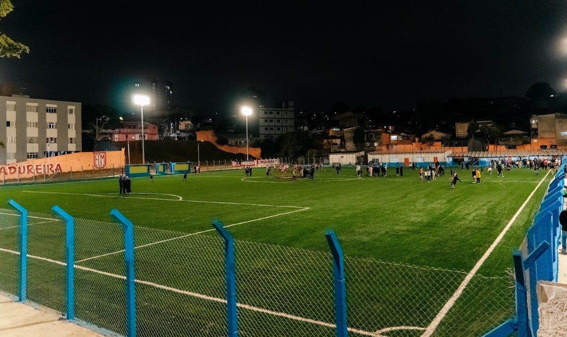 Em São Bernardo, campo do Madureira ganha gramado sintético e iluminação em LED como estímulo ao esporte e lazer