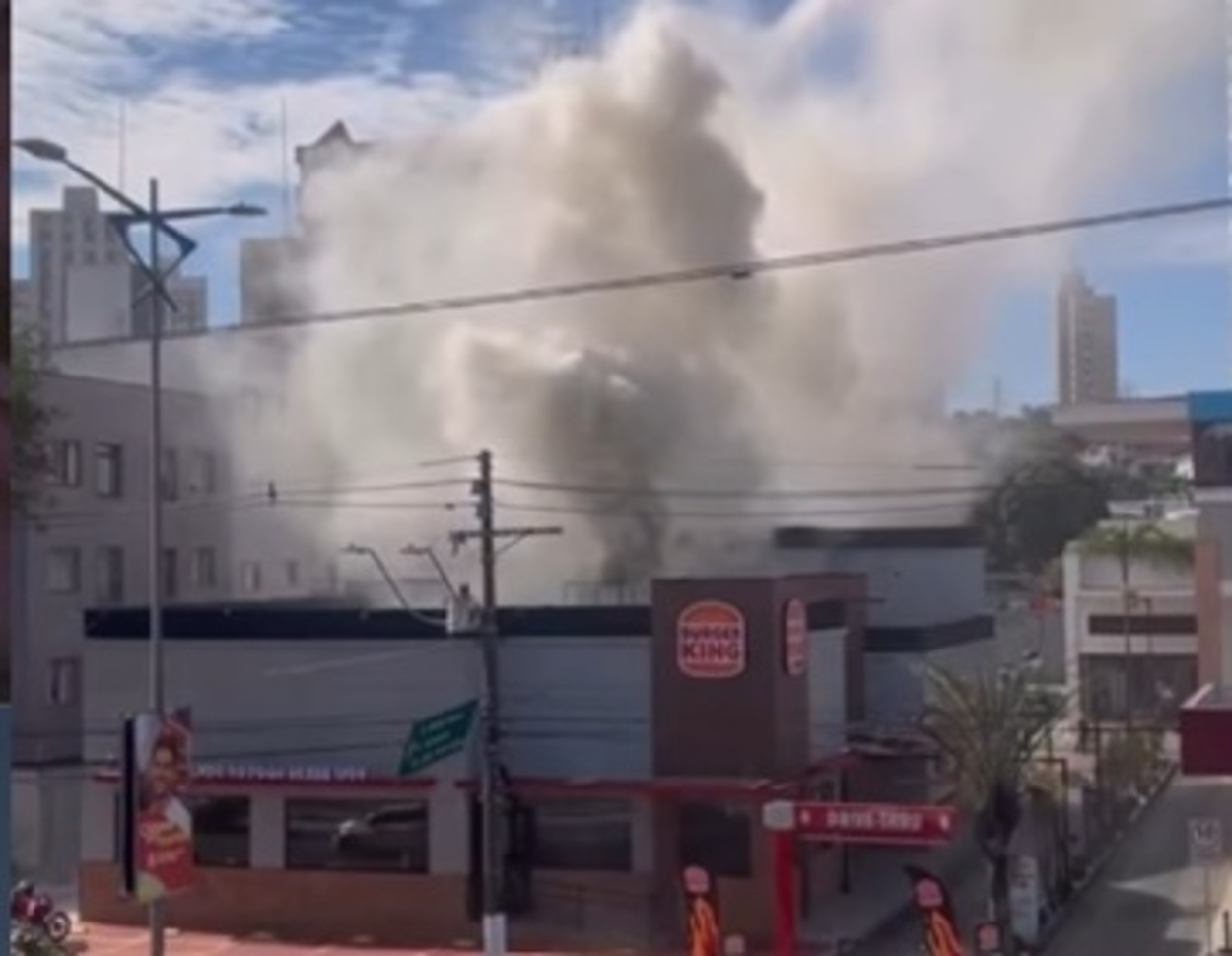 Incêndio em coifa do Burger King mobiliza bombeiros e assusta moradores em São Bernardo