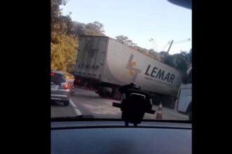 Carreta atravessa na pista e interdita trecho da Estrada Velha de Santos