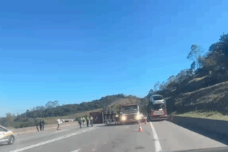 Carreta tomba e interdita alça de acesso da Anchieta para o Rodoanel