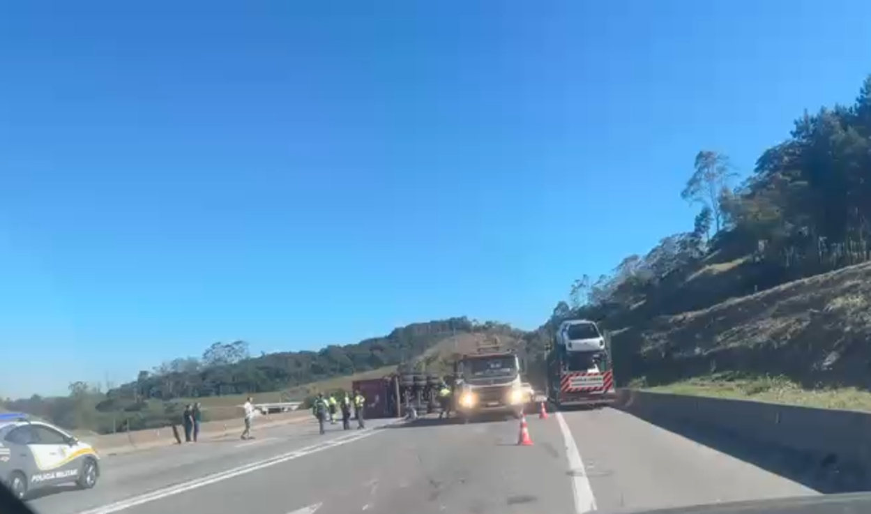 Carreta tomba e interdita alça de acesso da Anchieta para o Rodoanel  