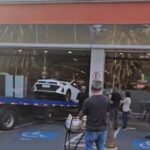 Idoso perde o controle do carro e invade entrada de supermercado em São Bernardo