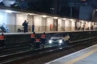 Carro invade ferrovia na Estação Água Branca e paralisa Linha 7-Rubi em SP