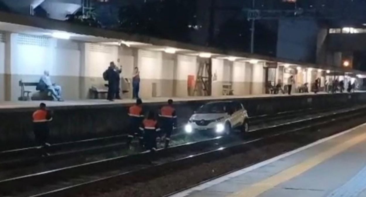 Carro invade ferrovia na Estação Água Branca e paralisa Linha 7-Rubi em SP