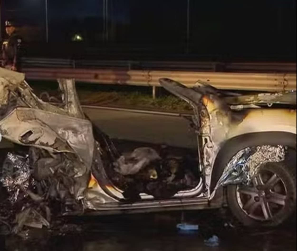Carro com família de Ribeirão Pires pegou fogo após colisão na Rodovia Castelo Branco. Foto: Reprodução/TV Globo