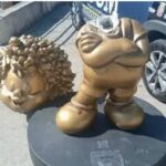 Vídeo mostra que cabeça de estátua da Milena, da Turma da Mônica, se soltou após contato em SP