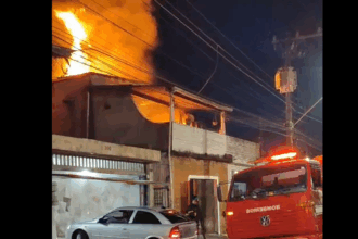 Incêndio atinge residência no Jardim Silvina, em São Bernardo