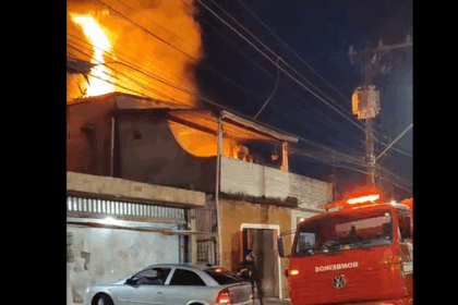 Incêndio atinge residência no Jardim Silvina, em São Bernardo