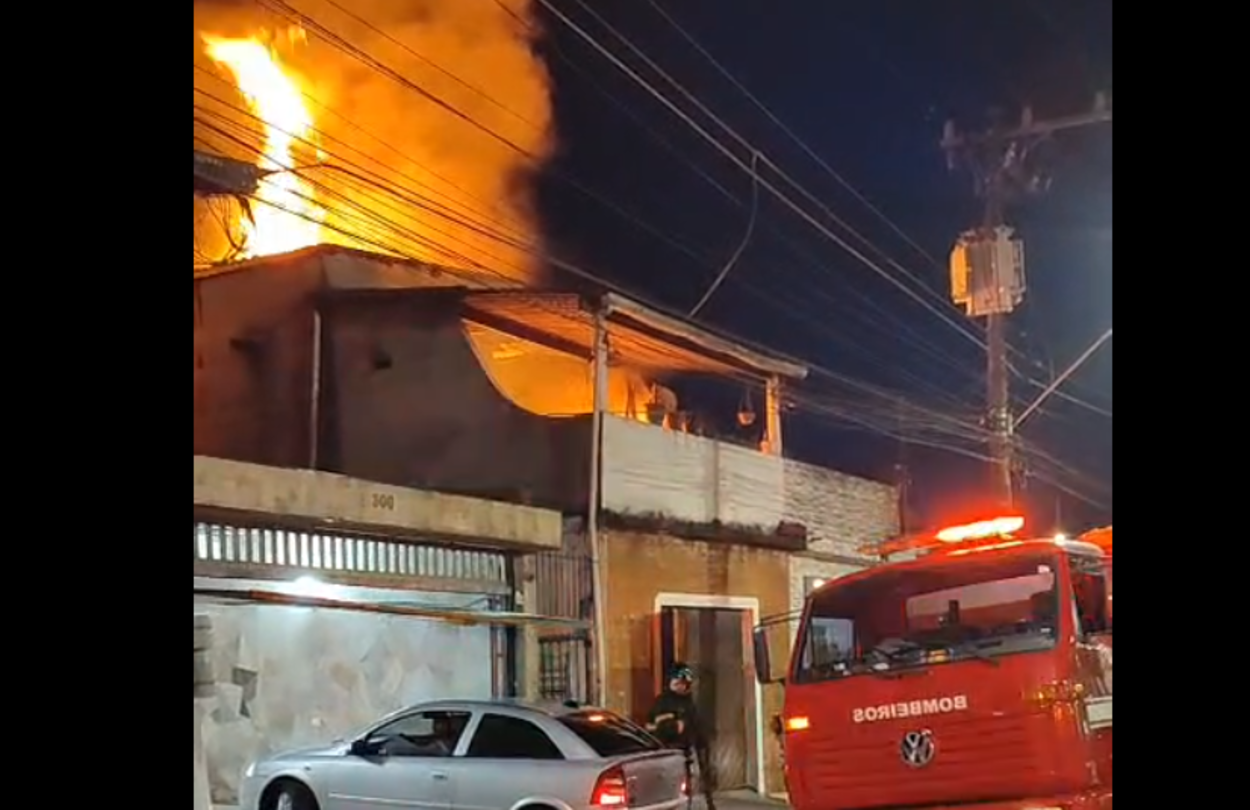 Incêndio atinge residência no Jardim Silvina, em São Bernardo