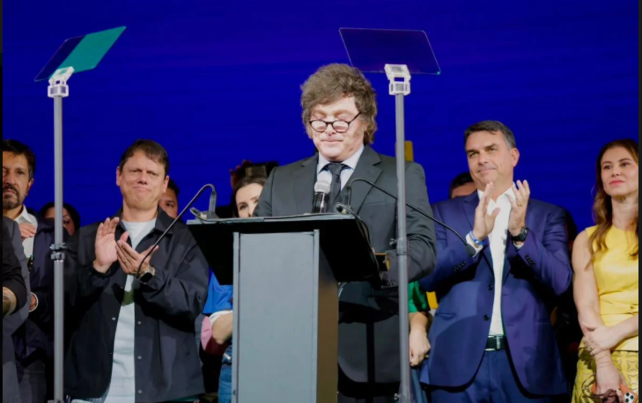 convenção marcada por articulação familiar e acenos internacionais, com destaque para o apoio do presidente argentino, Javier Milei.