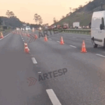 Pedestre morre atropelado por moto e múltiplos veículos na Rodovia dos Imigrantes