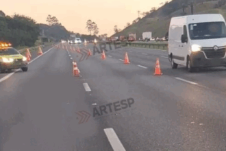 Pedestre morre atropelado por moto e múltiplos veículos na Rodovia dos Imigrantes
