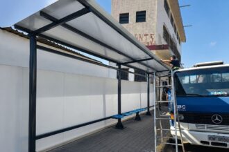 Prefeitura de Rio Grande da Serra inicia instalação de nova cobertura em ponto de ônibus próximo à estação