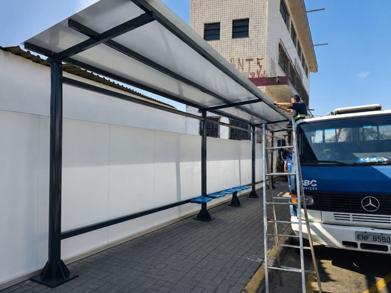 Prefeitura de Rio Grande da Serra inicia instalação de nova cobertura em ponto de ônibus próximo à estação