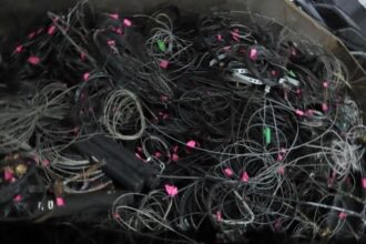 ENEL São Paulo retira 900 quilos de cabos irregulares dos postes em São Bernardo Do Campo