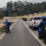 Motociclista sofre fraturas nas pernas após queda na Estrada dos Alvarengas, em São Bernardo