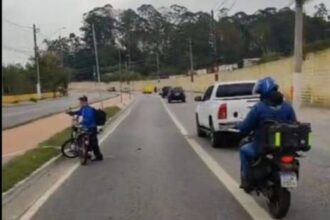 Motociclista sofre fraturas nas pernas após queda na Estrada dos Alvarengas, em São Bernardo