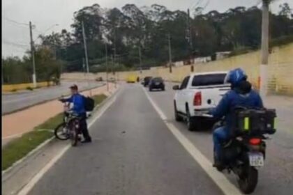 Motociclista sofre fraturas nas pernas após queda na Estrada dos Alvarengas, em São Bernardo