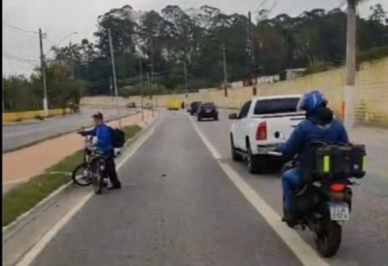 Motociclista sofre fraturas nas pernas após queda na Estrada dos Alvarengas, em São Bernardo