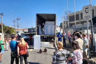 Prefeitura de São Caetano e ENEL entregam geladeiras novas a moradores contemplados em projeto