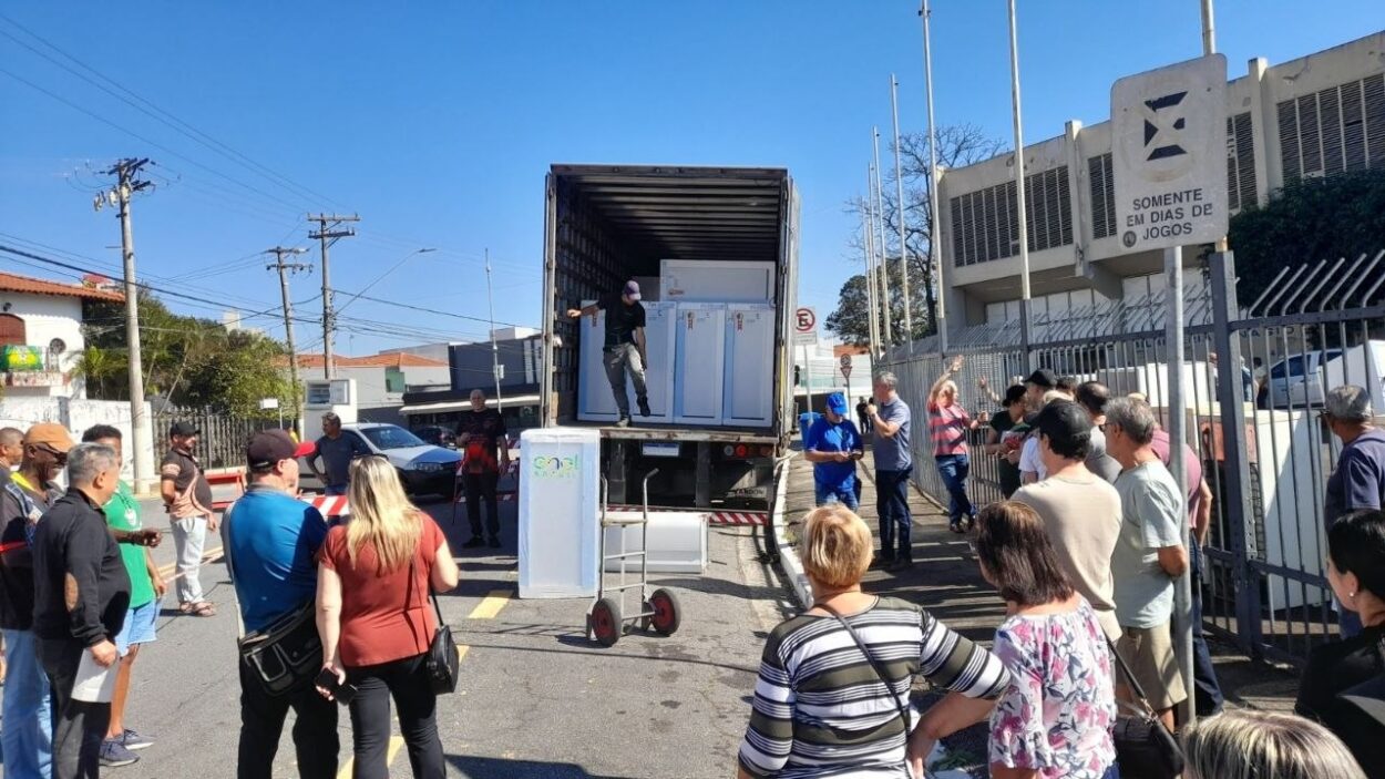 Prefeitura de São Caetano e ENEL entregam geladeiras novas a moradores contemplados em projeto