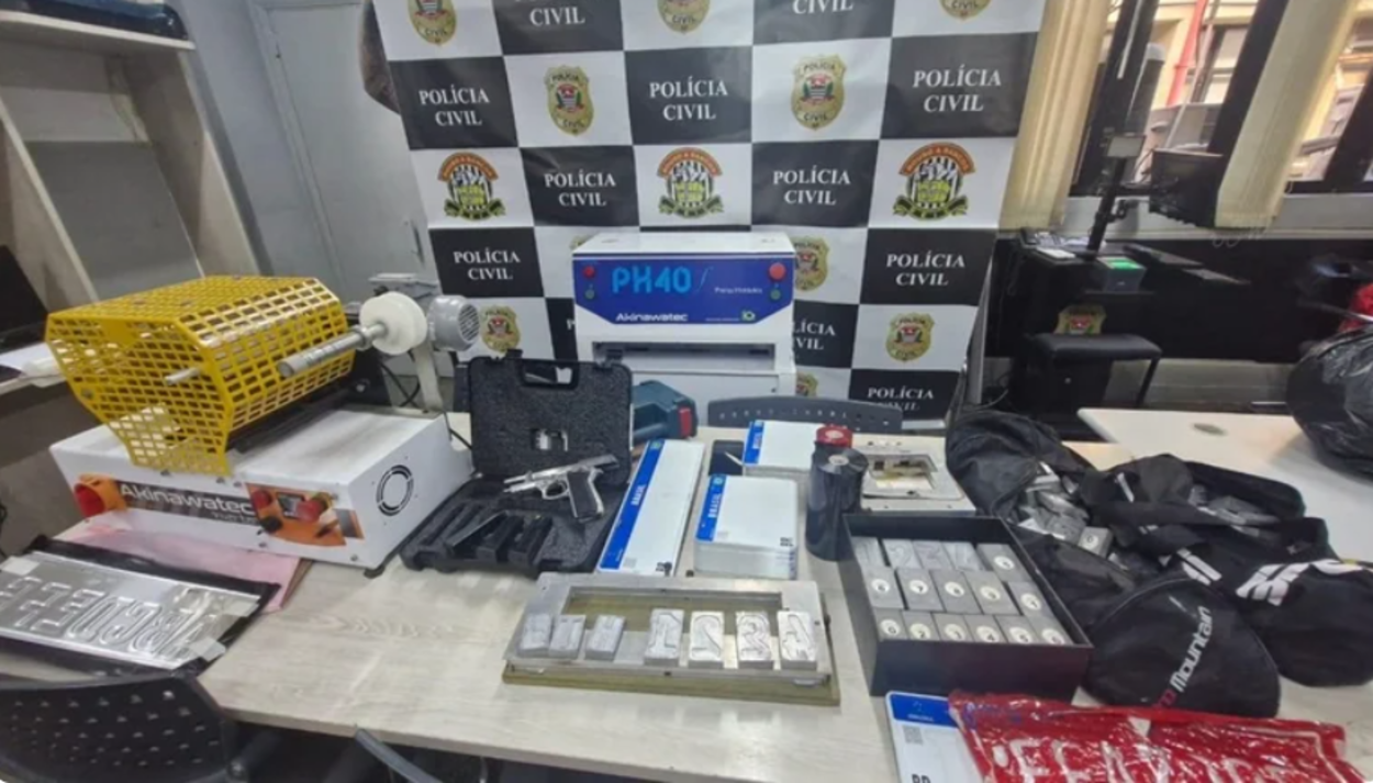O "fantasma" dos veículos: Como funcionava fábrica clandestina de placas descoberta em São Bernardo