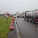 Manifestação de caminhoneiros bloqueia rodovias em SP sob relatos de vandalismo e pedradas