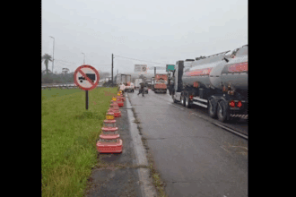 Manifestação de caminhoneiros bloqueia rodovias em SP sob relatos de vandalismo e pedradas