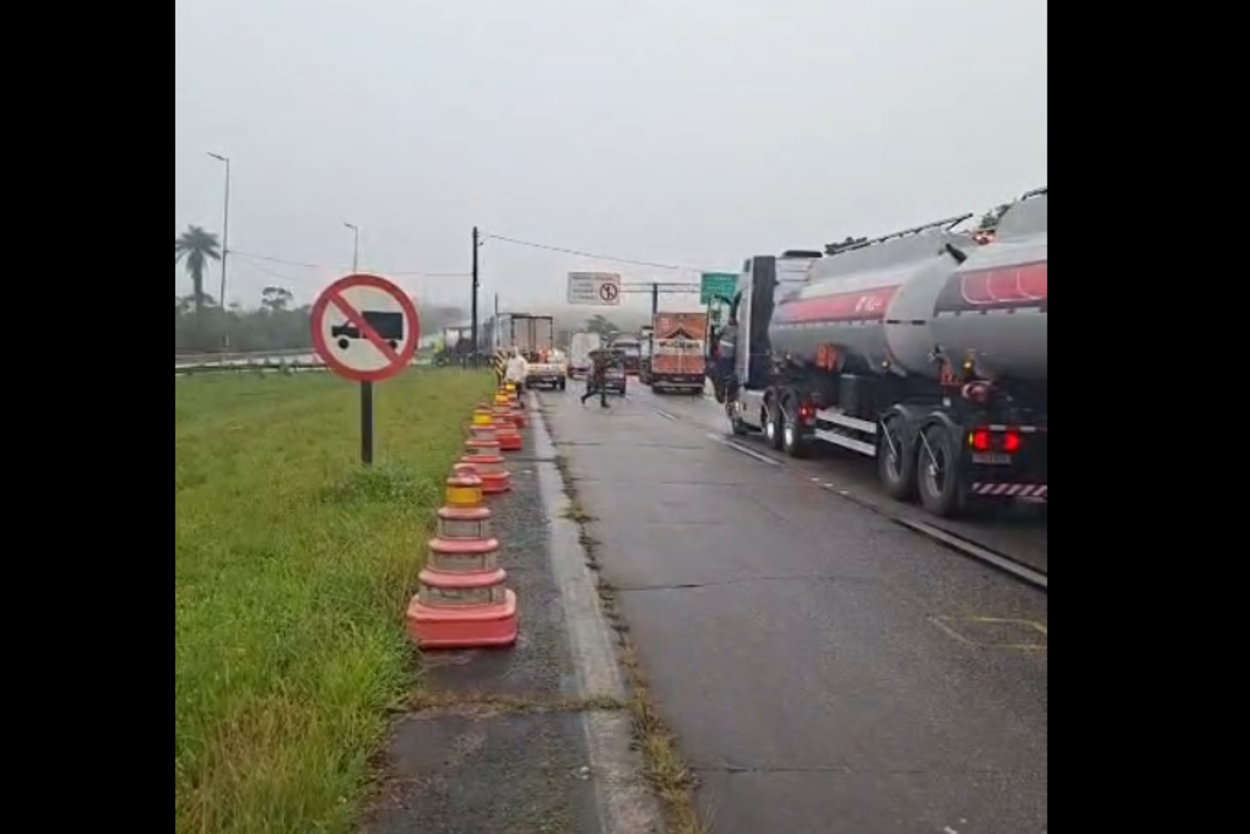 Manifestação de caminhoneiros bloqueia rodovias em SP sob relatos de vandalismo e pedradas