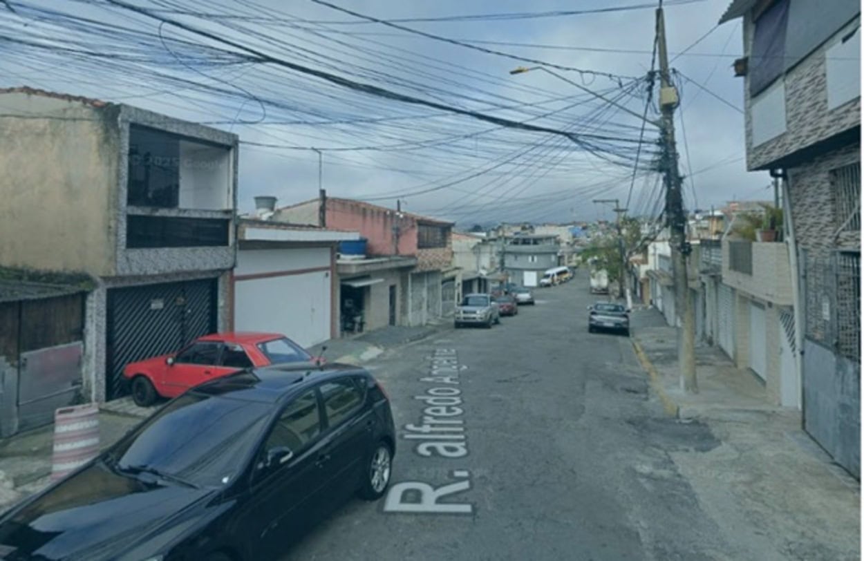 desabamento de um muro de aproximadamente um metro de altura deixou três crianças feridas na Rua Alfredo Angeline, no bairro Jardim Santa Cristina,