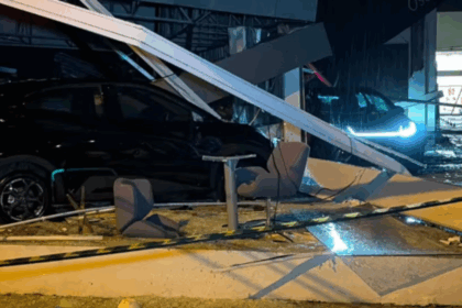 Parte da estrutura da concessionária BYD desabou e caiu sobre veículos estacionados em Osório — Foto: Marcos Pacheco / RBS TV