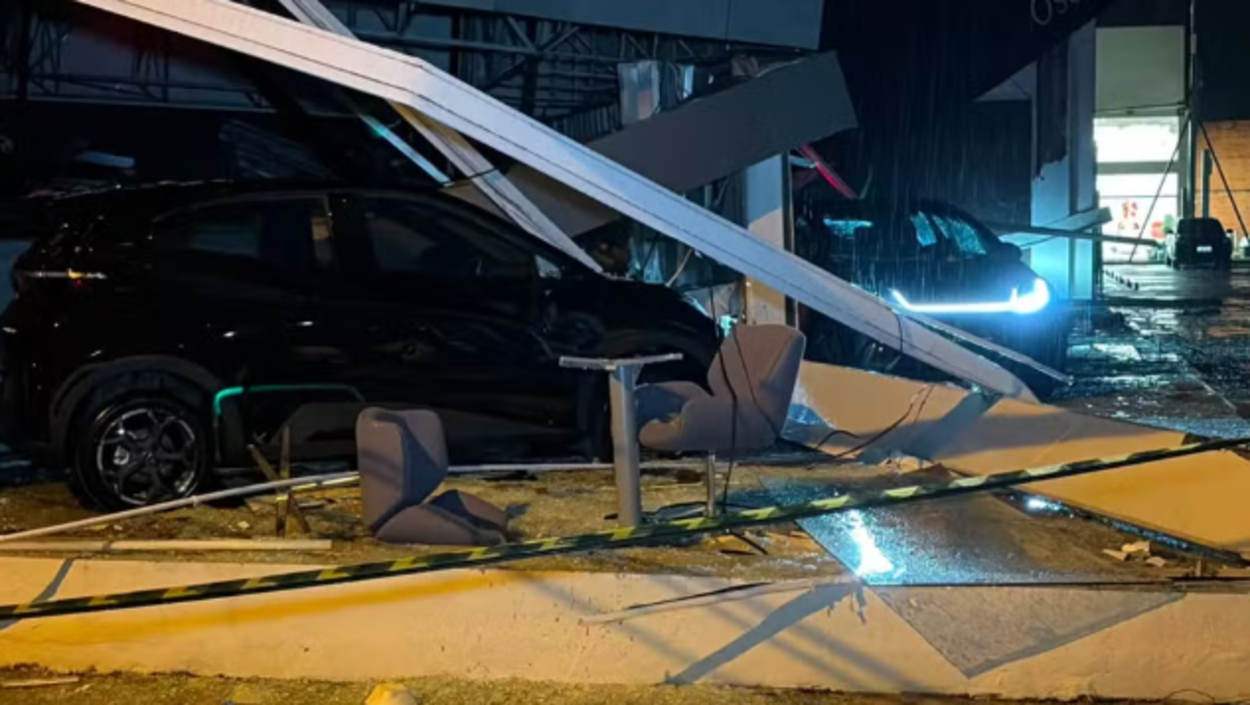 Parte da estrutura da concessionária BYD desabou e caiu sobre veículos estacionados em Osório — Foto: Marcos Pacheco / RBS TV