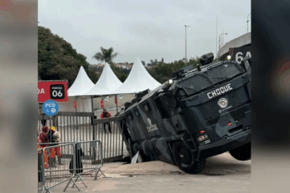 Viatura do Batalhão de Choque afunda após asfalto ceder perto do MorumBIS
