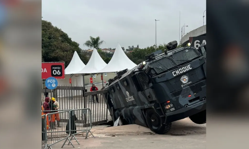 Viatura do Batalhão de Choque afunda após asfalto ceder perto do MorumBIS