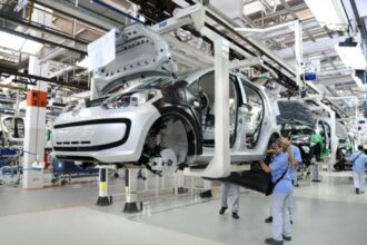 Volks planeja cortar modelos e ameaça demissões em reestruturação global para enfrentar rivais chinesas