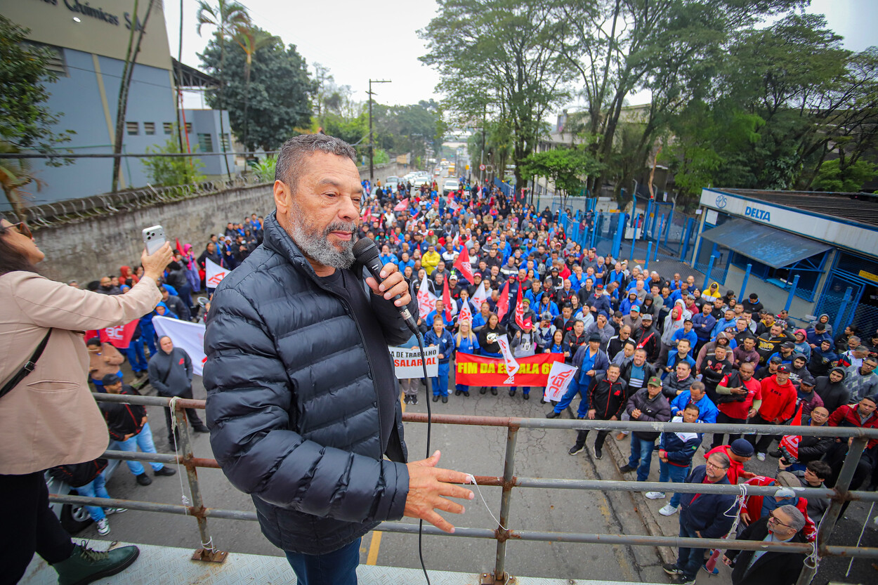 Deputado estadual Teonílio Barba, candidato a releição neste ano, discursa durante manifestação de metalúrgicos em Diadema