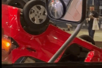 Carro capota após bater na traseira de outro veículo na avenida Faria Lima, em São Bernardo