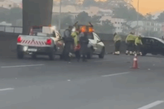 Colisão entre dois carros deixa dois feridos e provoca capotamento na Via Anchieta em São Bernardo